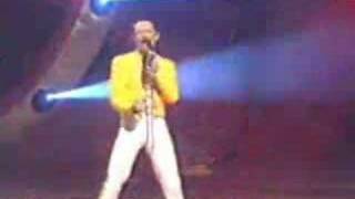 Gary Mullen sings A Kind Of Magic