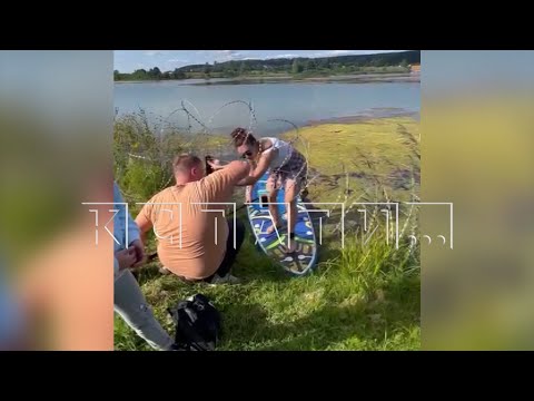 Берега озера обнесли колючей проволокой, чтобы простые туристы не мешали отдыхать владельцам усадеб