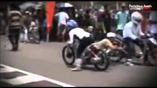 WAPTINY.COM - Top-3-Video-Terjatuh-Saat-Mau-Mulai-Balapan-Mengerikan
