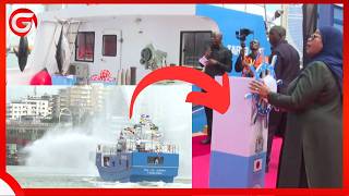 VIDEO: RAIS SAMIA ALIVYOZUNGUSHA USUKANI KUIONDOA MELI - ONA ILIVYOPEWA HESHIMA kwa KUMWAGIWA MAJI..