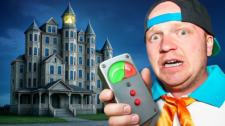 Sneaking into Worlds Biggest Haunted HOUSE!