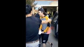 Vương Nhất Bác lên xe của Tiêu Chiến