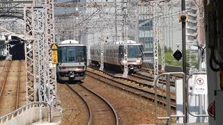 JR神戸線　元町駅4番ホームを223系新快速が通過　2番ホームに223系快速が到着