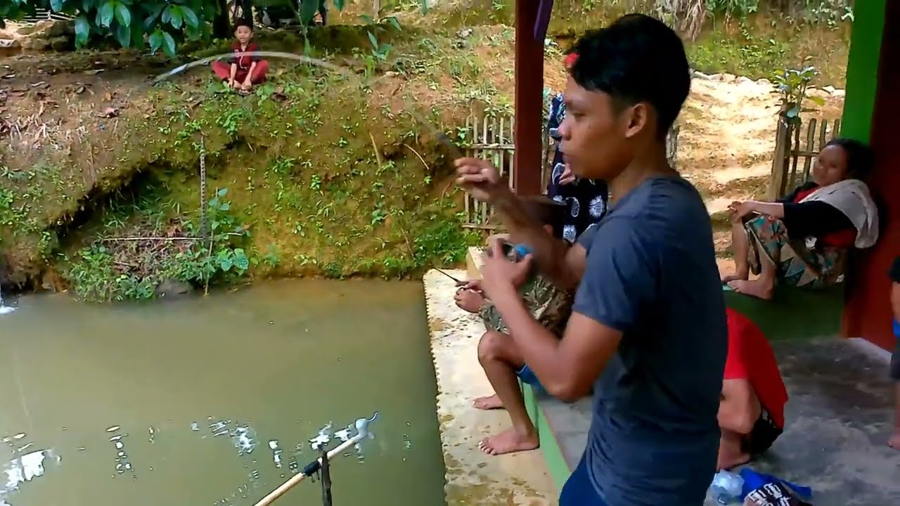 MANCING SERU DI KAMPUNG DI SAKSIKAN IBU2 DAPET IKAN LELE BESAR 