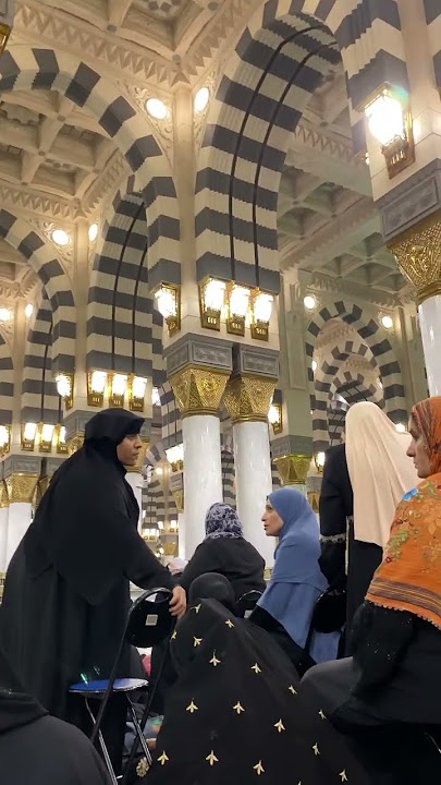 Kenapa orang arab selalu pakai pakaian hitam untuk sholat