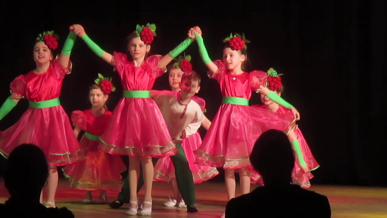 Танец под песню малинка. Костюм малинки для танца. Танец Ягодка Малинка. Костюм для детского танца ягода. Танцевальный костюм Ягодка Малинка.