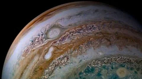 Qual a massa de Júpiter em relação à Terra?