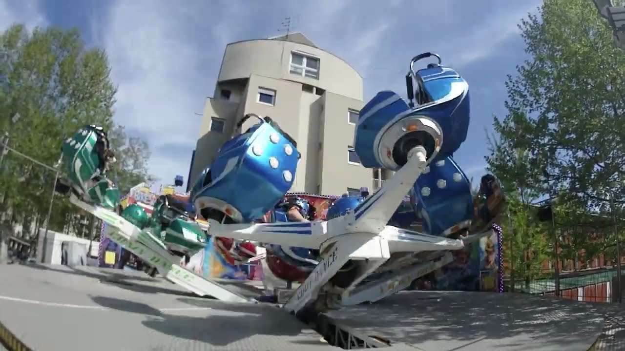 Manège de fou vogue fête foraine de Vienne ça tourne dans tous les sens sensations fortes de folie !