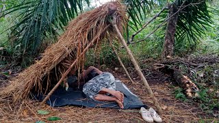 bertahan hidup di hutan membangun shelter sederhana untuk berlindung hujan deras - bushcraft shelter