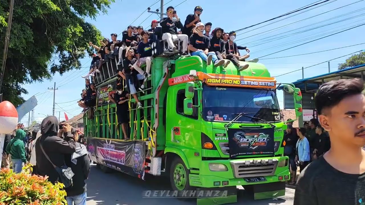 Gokil...iring iringan sound system takbir akbar sumbersewu menuju lapangan battle full horreg