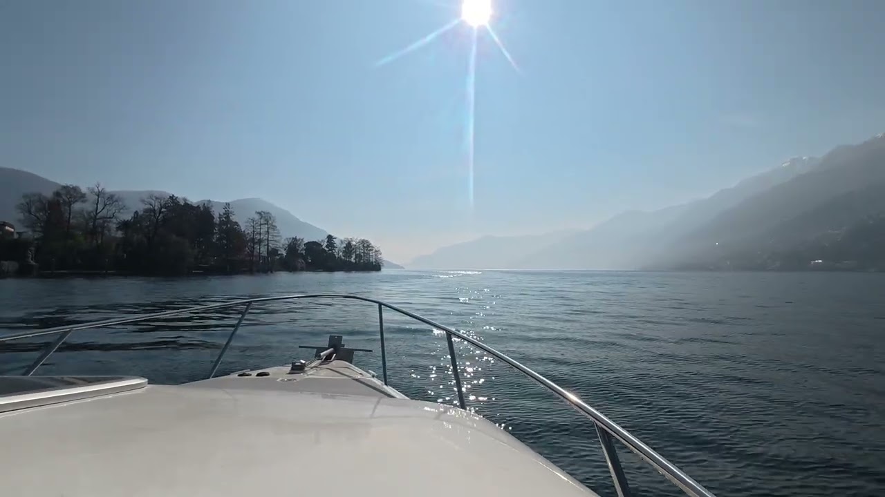 Lo spettaco di essere in Barca sul lago Maggiore