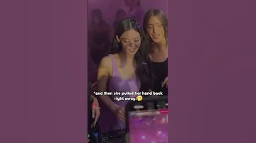 She Quickly Pulled Her Hand Back When She Felt Jennie Was Uncomfortable Blackpink 