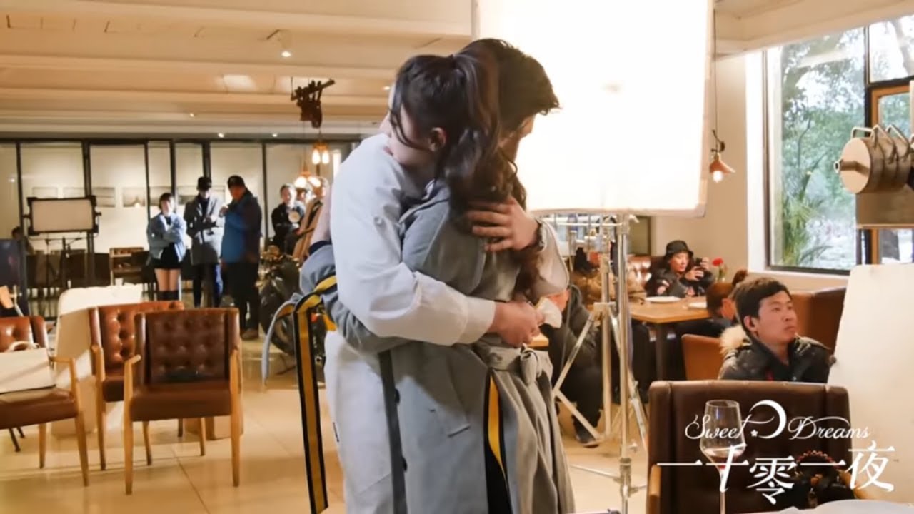 幕后花絮：邓伦变身服务员为热巴送蛋糕，二人抱抱没完没了《一千零一夜》