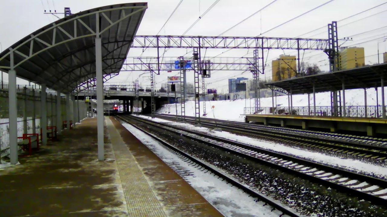 Движущийся поезд скорость. Платформа ленинский проспект. Поезд проезжает мимо платформы. Толпа в электричке. Мимо платформы.