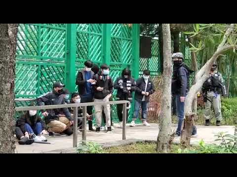 【短片】【迅速出動】天水圍遊行變掟雜物堵輕鐵路軌、警察出動制服20幾人
