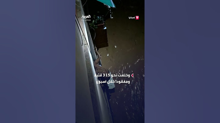 مشاهد توثق هرب سيدة من الفيضانات في إسبانيا عبر التسلق إلى نافذة أحد المنازل