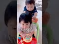 生後7ヶ月の赤ちゃんを子守りする生後11ヶ月の赤ちゃん。姪っ子と叔父さんは同級生。#shorts