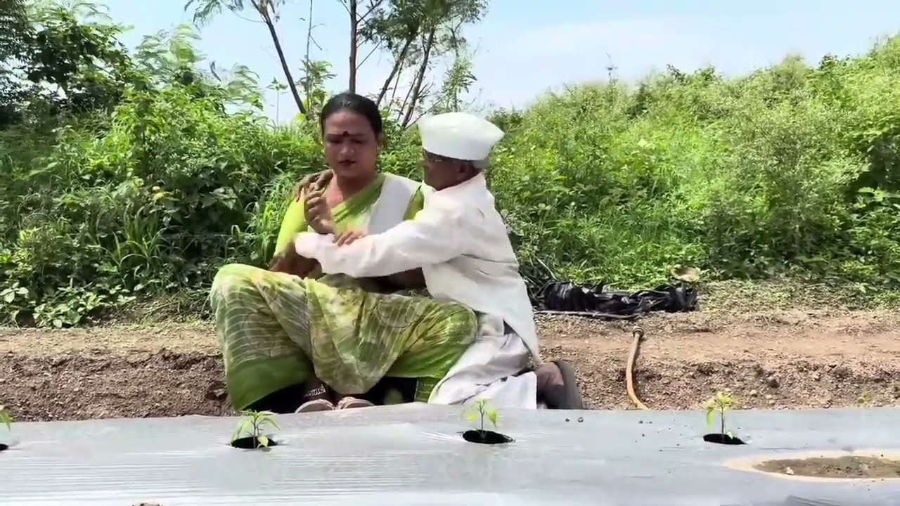 म्हाताऱ्यांनी जवान मजूर बाईसोबत केली शेतातच मज्या 