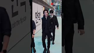 the way lee know & hyunjin walk