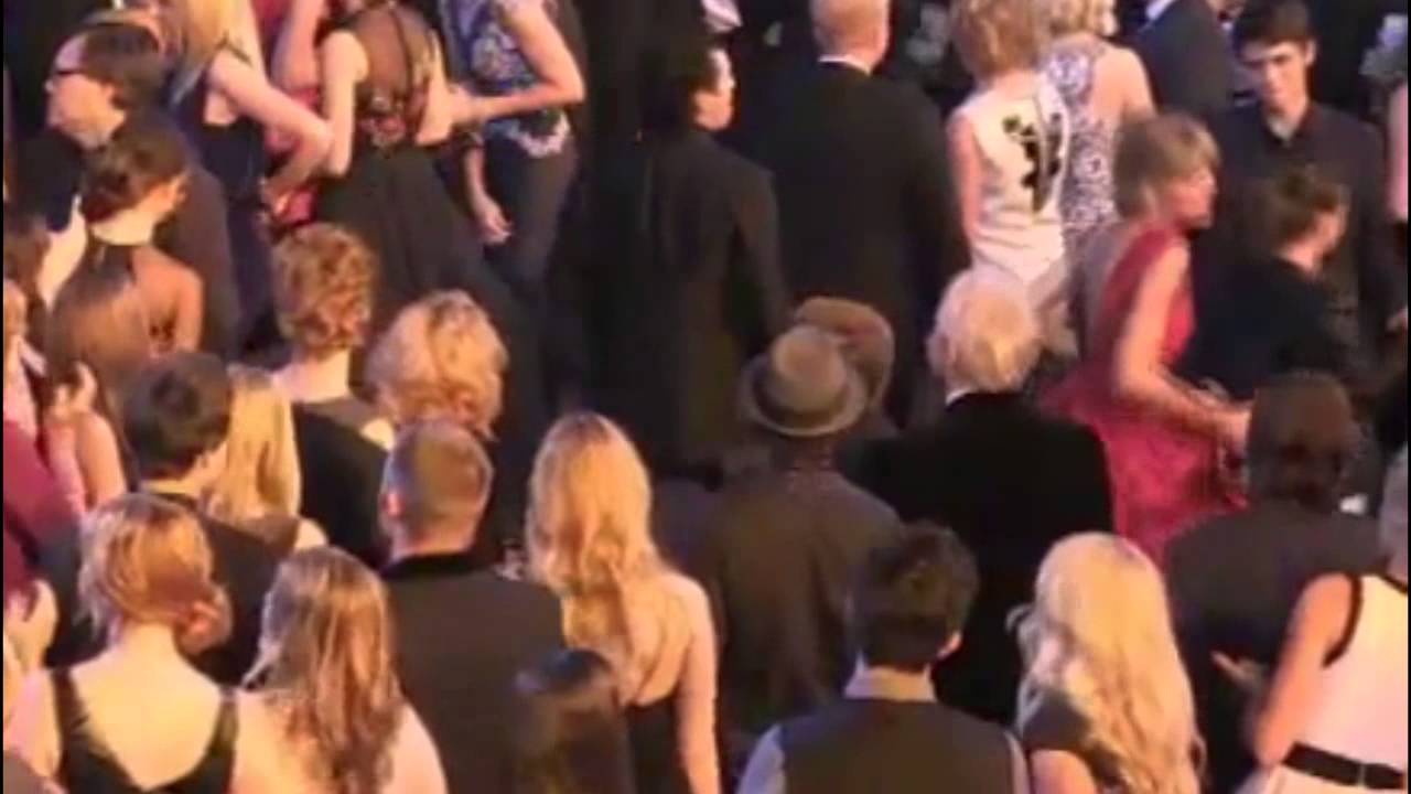 Taylor Swift dancing to Wagon Wheel