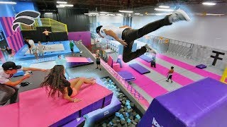 ПОЛОСА ПРЕПЯТСТВИЙ В БАТУТНОМ ПАРКЕ! СЛОЖНАЯ ВЕРСИЯ TRAMPOLINE PARK SLIDE OBSTACLE COURSE