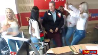 Chicas Car Audio Bailando Sexy con Don Jediondo