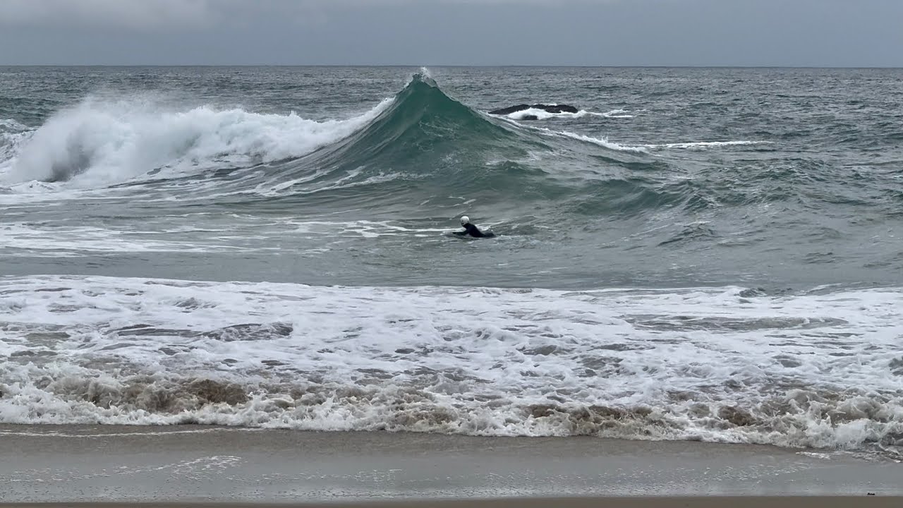 Bodyboarding stormy wedge on TRICKY growing swell 
