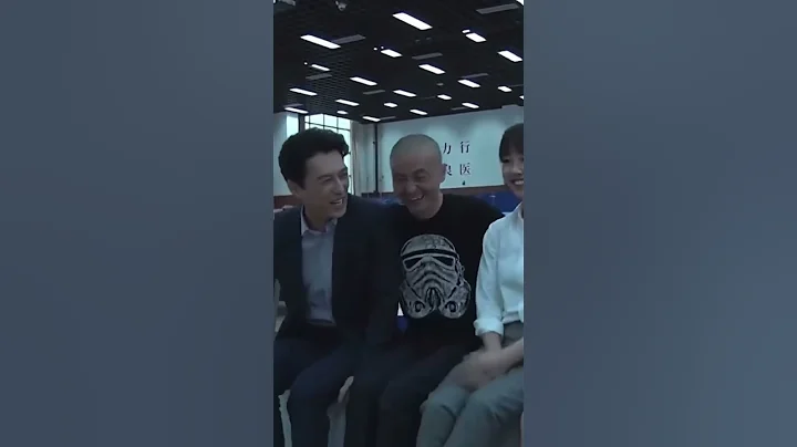 白百何探班胡歌 被老干部靳东一把拉过来合影，硬要和胡歌坐一块！#浮沉 #张嘉益 #白百何 #王志飞 #王耀庆 #shorts #胡歌 #靳东 - 天天要闻