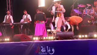 اشتهر الدواوي بصوته القوي وأسلوبه المميز في الغناء الشعبي المغربي وها حفل من حفلاته باحد المهرجانات.