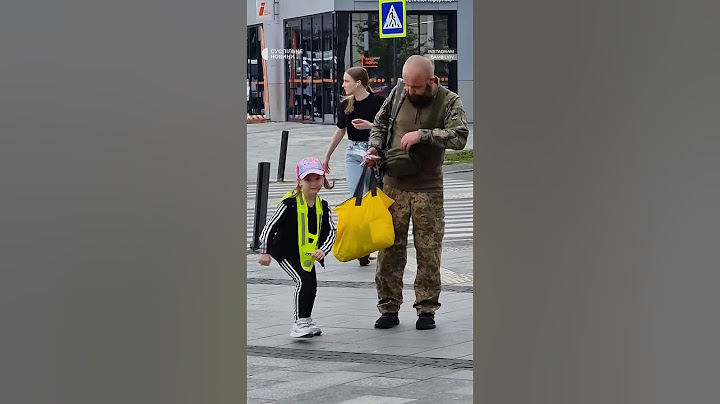 Діти підходять до військових, аби подякувати