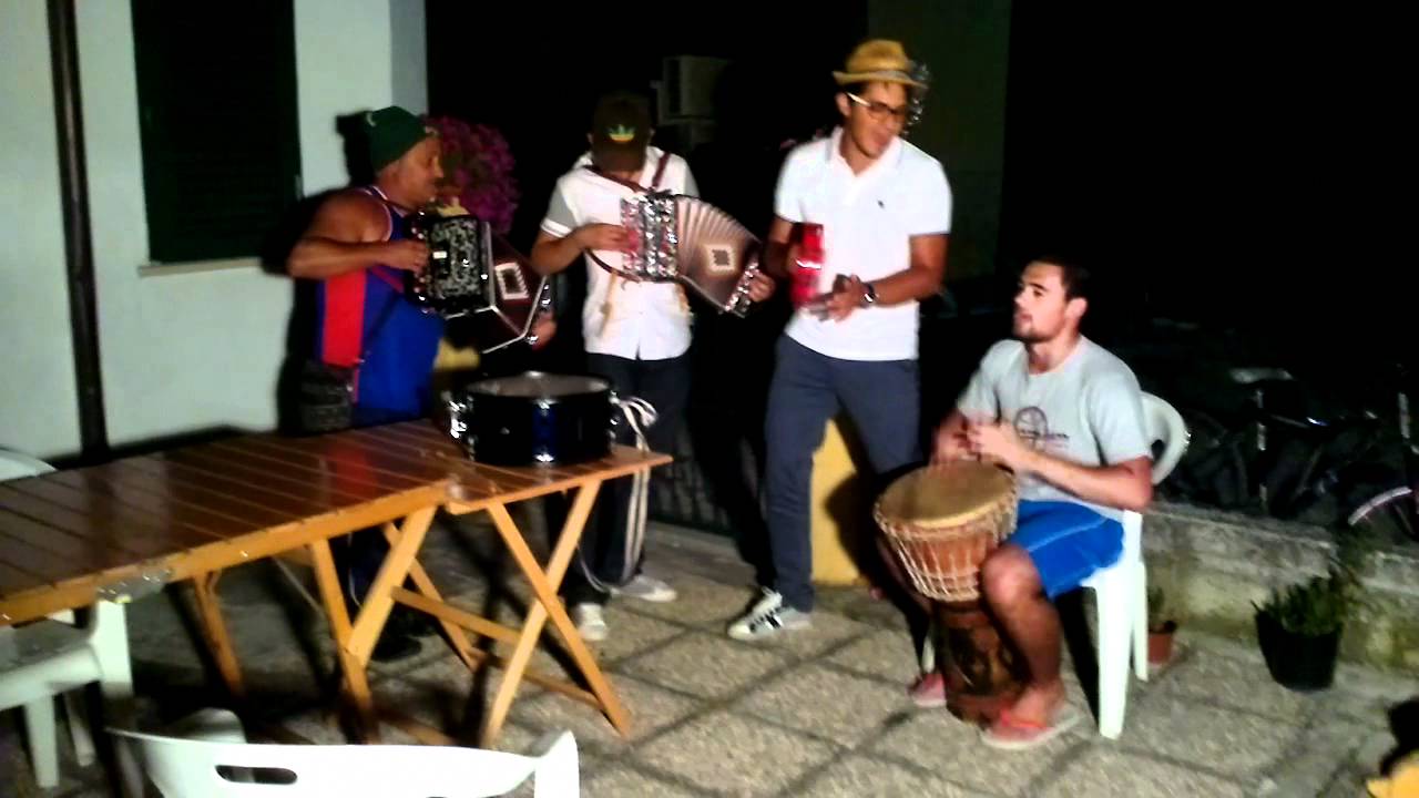 maestro tonino de ruvo con un suo allievo davis dell ovo all organetto....al bongo davide de ruvo