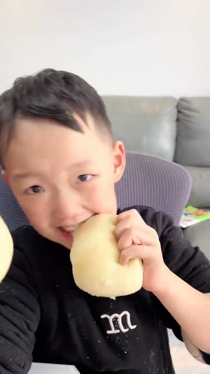 Five sons work hard to earn a bag of noodles a day. Today, handmade steamed buns with big pot di