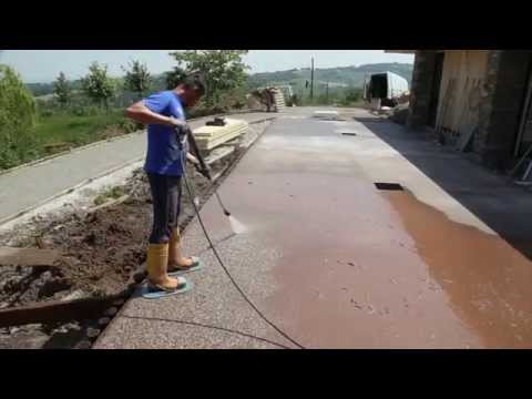 Video: Come si mette la ghiaia nel cemento?