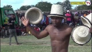 SARAKASI ACROBATIC MAAJABU JAMAA ANAECHEZA NA KOFIA 4  KWA HARAKA HAIDONDOKI HATA MOJA