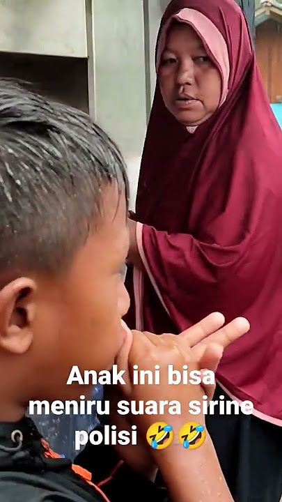 anak ini bisa meniru suara sirine polisi