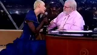 Mariza, canta "cadeira vazia" no programa do Jô.