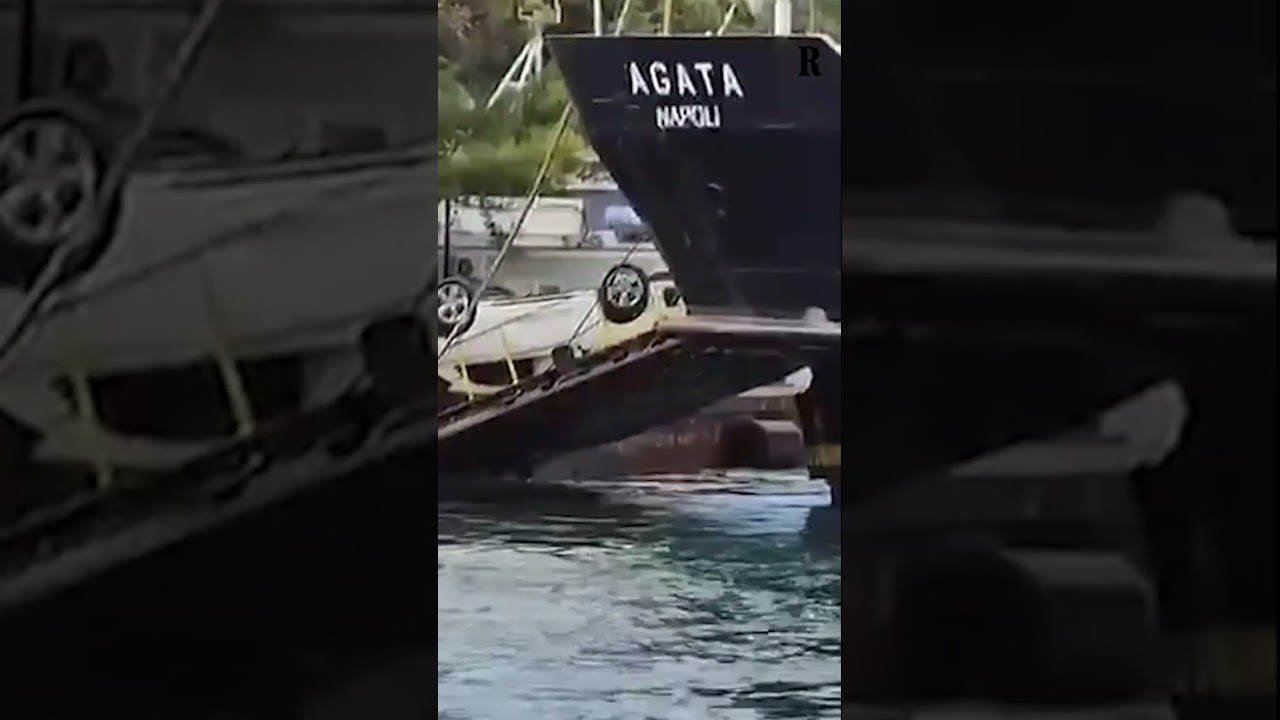 A Procida un'automobile si ribalta mentre scende dalla nave: illeso il conducente