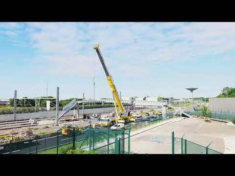 Grutage de la passerelle de maintenance en zone L2