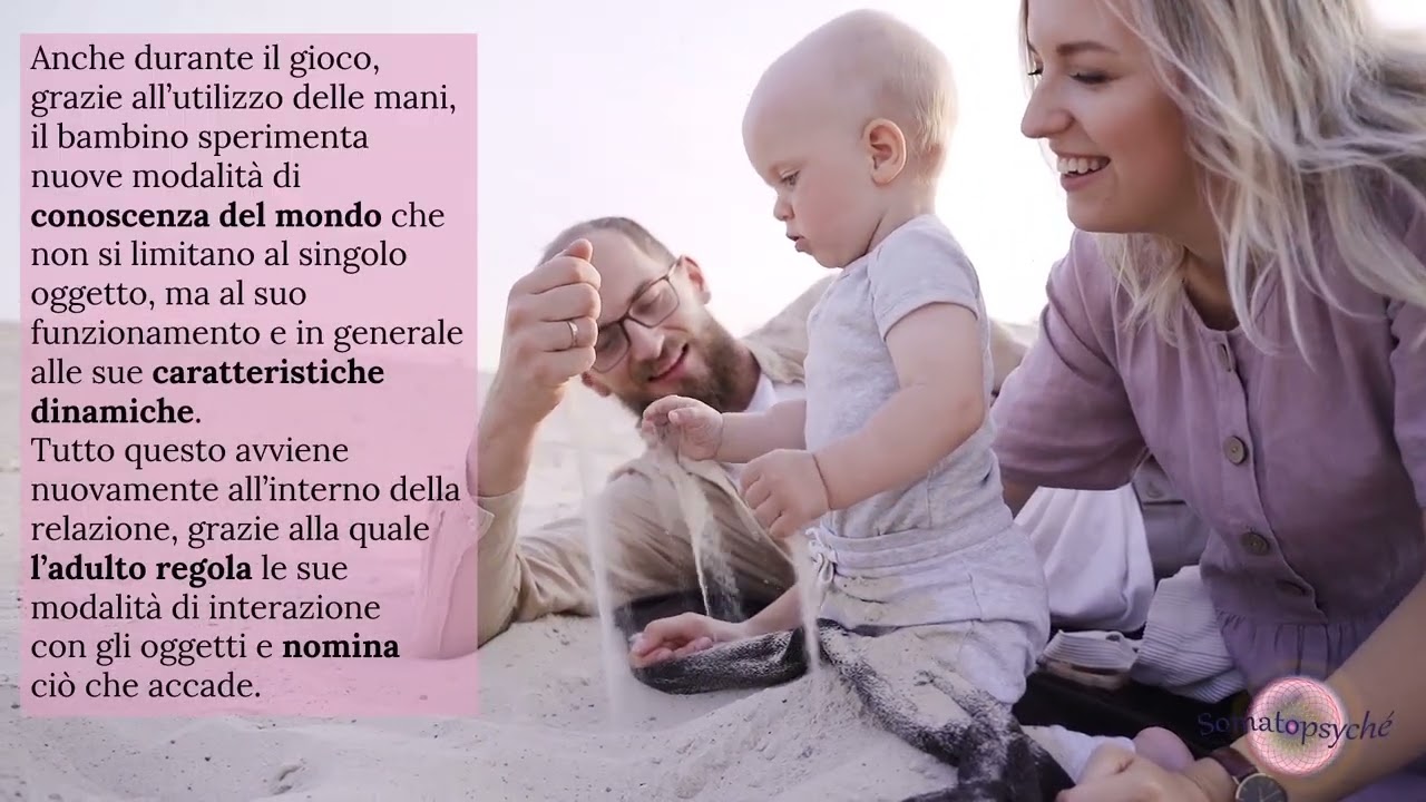 un bambino piccolo gioca con la sabbia insieme a mamma e papà