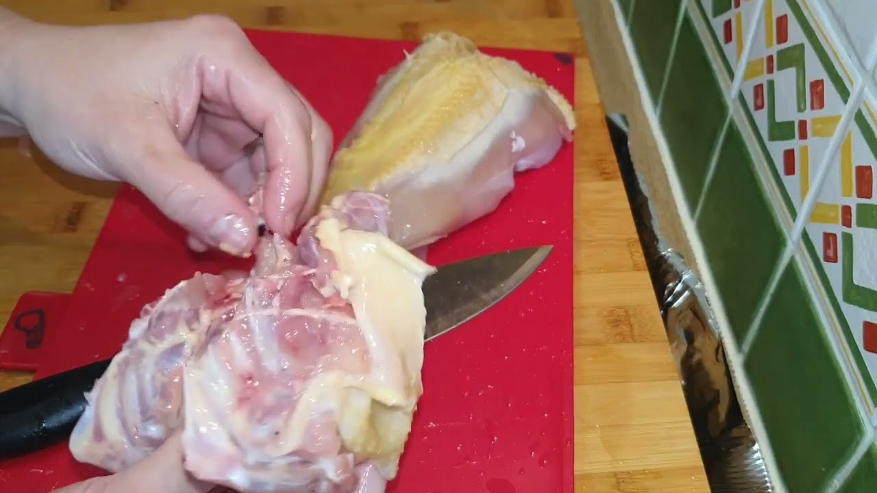 كيفاش تنقى وتقطعى الدجاج للمبتدئات الجزء الاول للفيديو