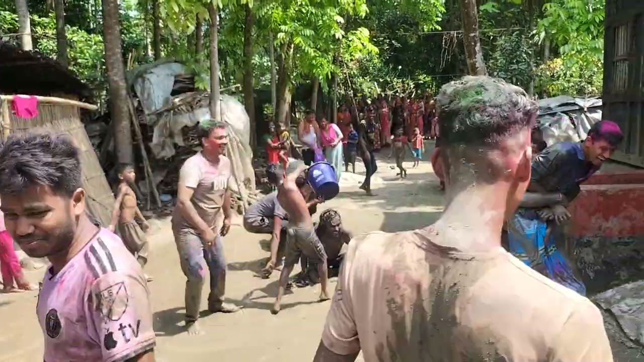 হলির রং খেলায় মেয়ে ছেলে মাখা মাখি।#hasir# comedy #video # Tik Tok video # hasir koutuk video # 2025