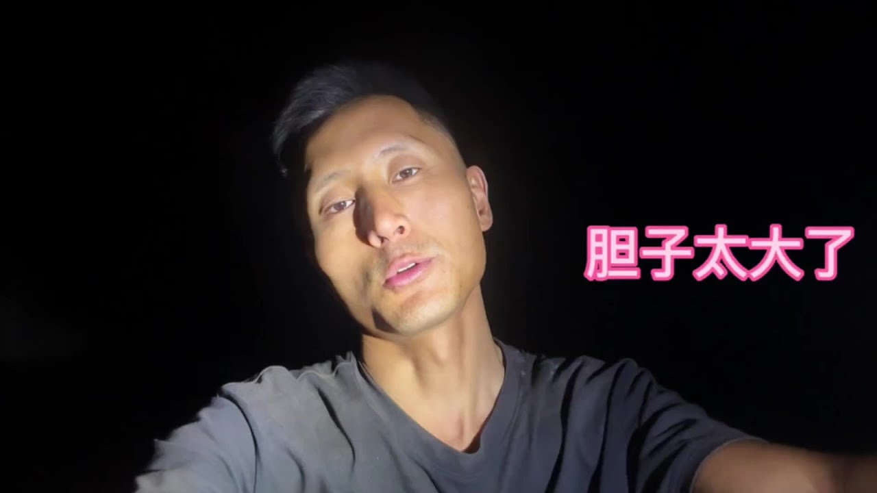 骑行新疆，天黑误闯小村子居然还有烧烤吃，吃饱马路边搭帐篷过夜