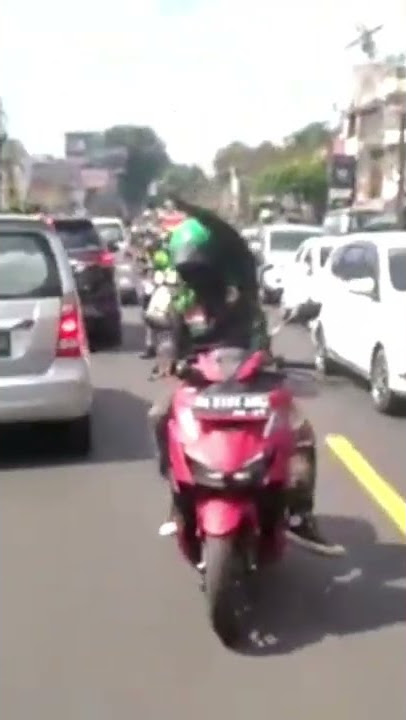 VIRAL!! Ojek Online Bantu Ambulan Saat Jalan Macet#shorts