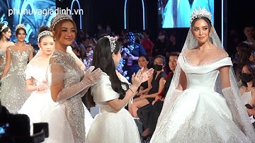 Wowy ngẩn ngơ xem Tiểu Vy diện đầm cưới công chúa, đại gia Minh Nhựa dẫn vợ và con đi sự kiện