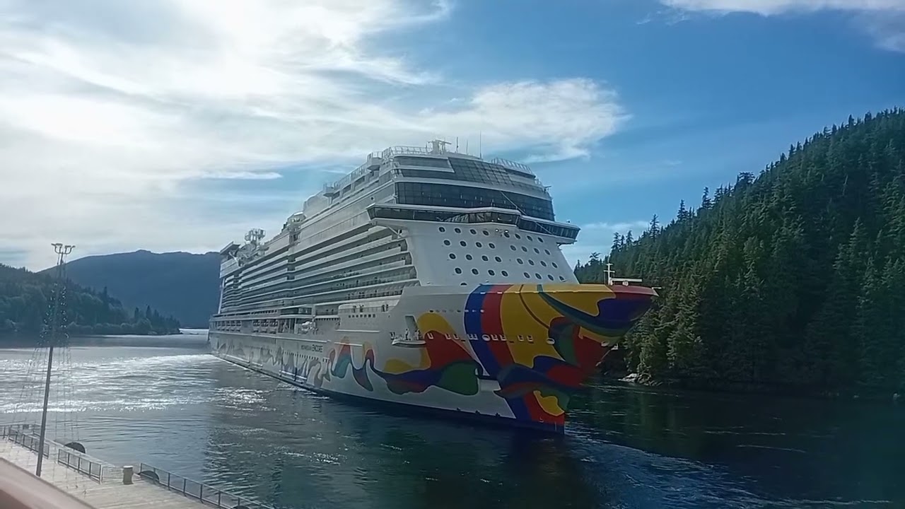 Norwegian encore reverse into position for sailing to its next port of call#loop #feedshorts 