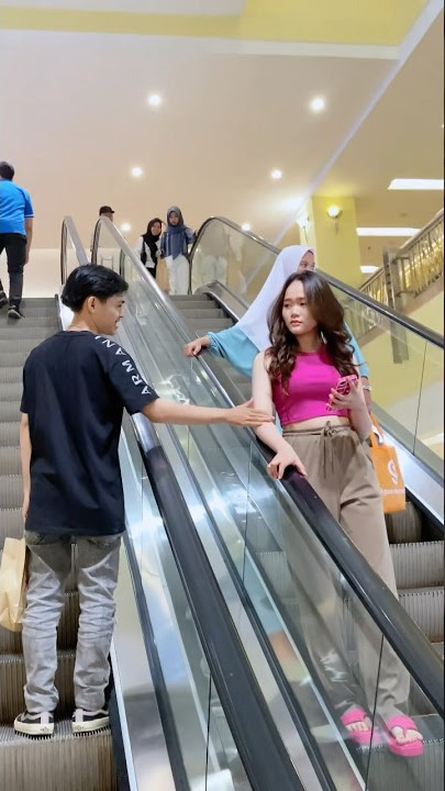 Sentuh tangan cewek cantik malah salting😂 #prank #viral
