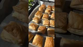 Profiterol sevdasına pratik bir çözüm🤎 Milföyle yalancı profiterol hem çıtır hem kremalı, üstelik