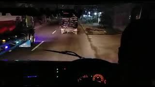 Bus Kejar Mobil Ayam yang Ugal-ugalan