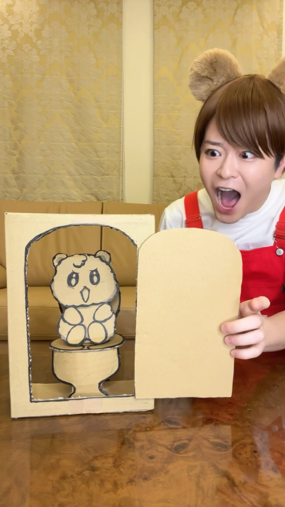 PEEK INTO THE CARDBOARD BEAR’S TOILET！#asmr