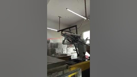 sprue picker/swing arm robot from Runma. #robot #injectionmoldingmachines  #roboticarm pickuprobot